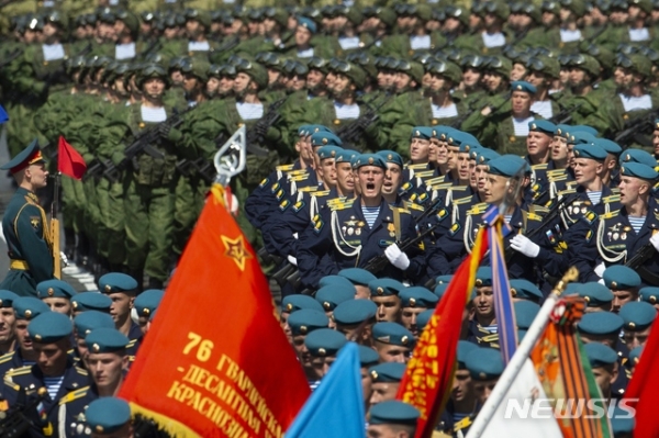 [ 러시아 군인들이 24일(현지시간) 모스크바 붉은광장에서 제75회 전승기념일 군사퍼레이드에 참석해 행진하고 있다 / 사진 = 뉴시스 ]